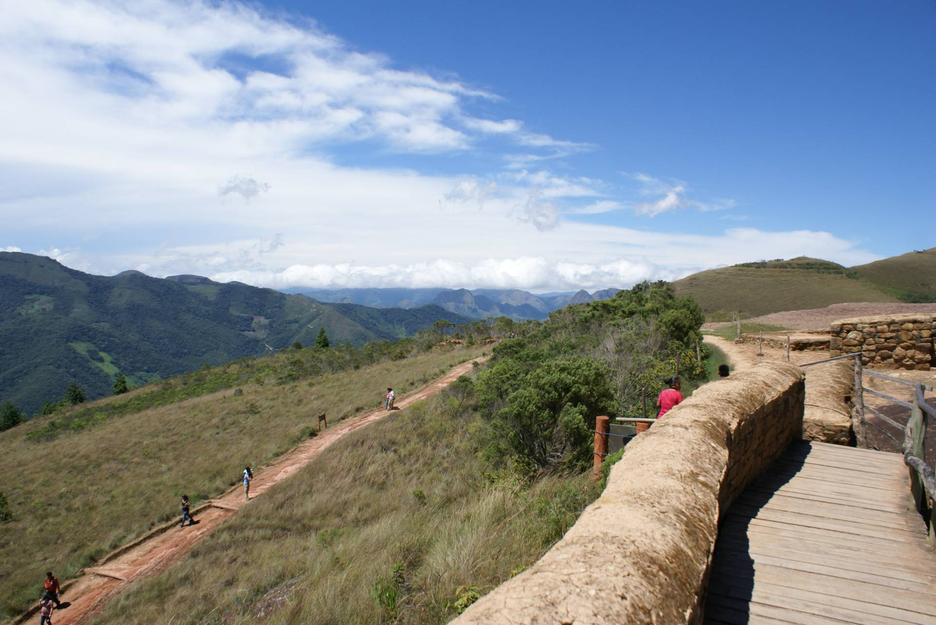 Camino entre Valles, Montañas, Desiertos y Lagunas Sucre, Uyuni, Titicaca y Tiahuanaco 15 días