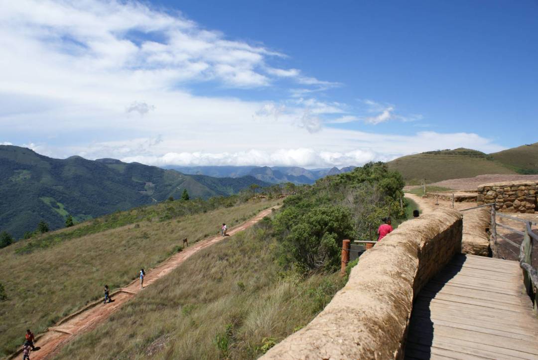 Camino entre Valles, Montañas, Desiertos y Lagunas Sucre, Uyuni, Titicaca y Tiahuanaco (15d)